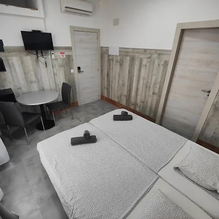 ріаza Lfach Pensión *